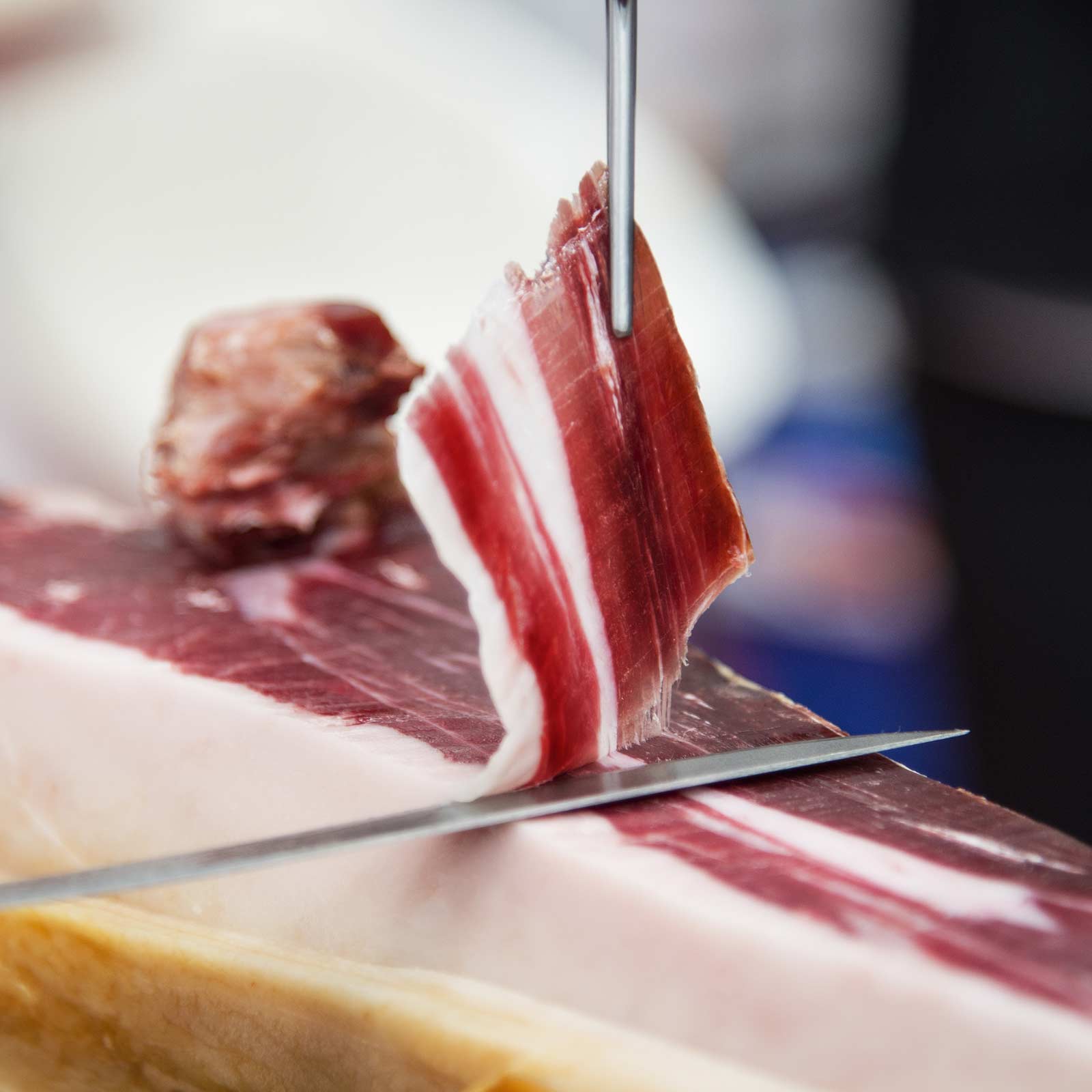 Jamon Iberico de Bellota - Schneiden einer Schinkenkeule